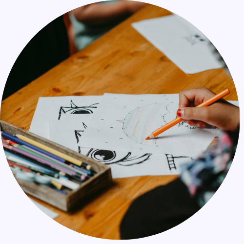 Kind zeichnet nach einer Vorstellung der KinoEulen ein Bild